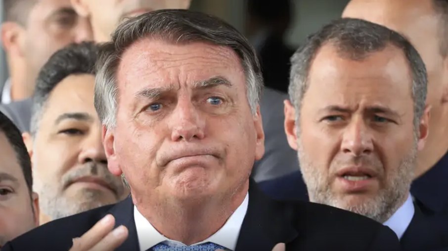 Prazo para defesa de Jair Bolsonaro explicar risco de fuga para Argentina acaba hoje
