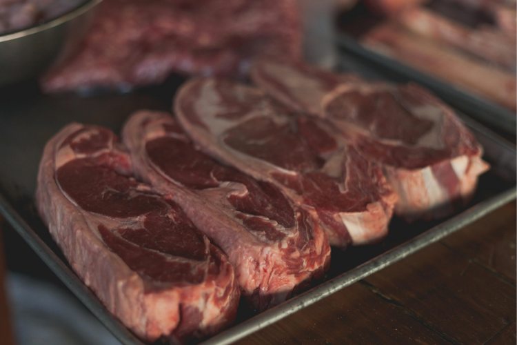 Entenda o que acontece com o organismo ao parar de comer carne vermelha
