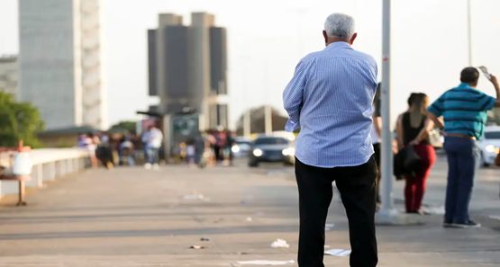 População brasileira envelhece, e proporção de idosos chega a 16%; jovens caem para 42%
