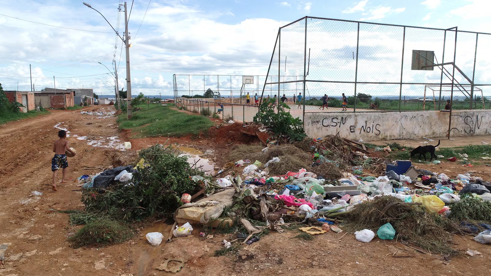 Moradores da região Norte queimam 14% do lixo que produzem, aponta IBGE
