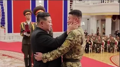 Kim Jong-un se emociona em homenagem a soldados mortos a serviço da Rússia
