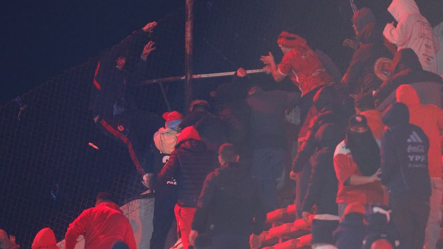 Justiça argentina solta 104 torcedores chilenos após briga em jogo da Sula
