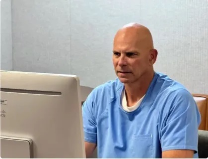 Lyle Menendez tem liberdade condicional negada um dia após irmão na Califórnia
