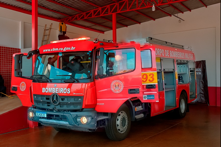 Governo de RO entrega caminhão de combate a incêndios em Pimenta Bueno