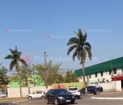 Mulher ameaça pedestres com facão e policiais contêm situação no Espaço Alternativo
