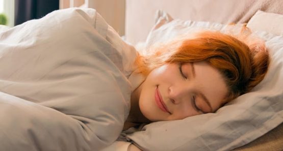 Cochilos à tarde podem melhorar o humor e a concentração, aponta especialista
