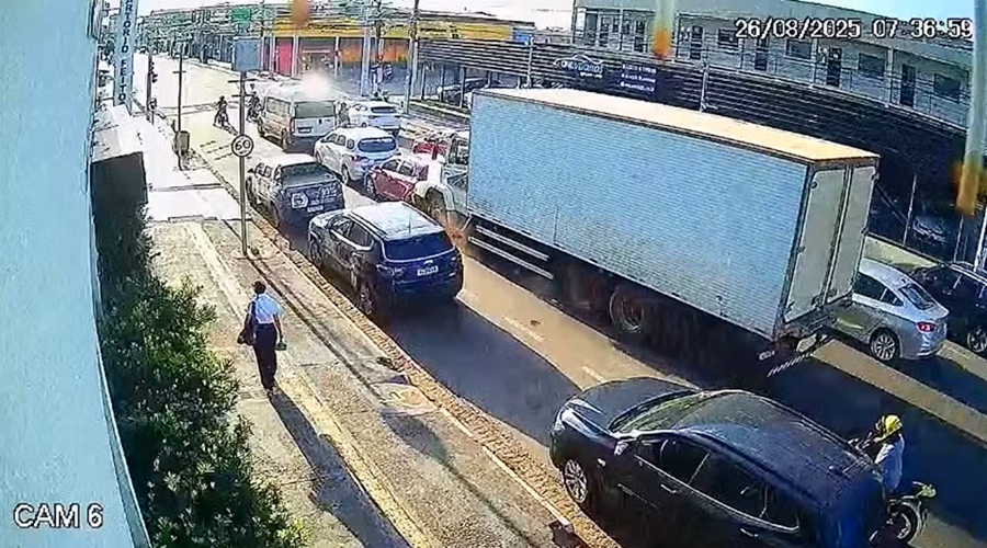 Caminhão sem freios perde controle e arrasta veículos na avenida Sete de Setembro