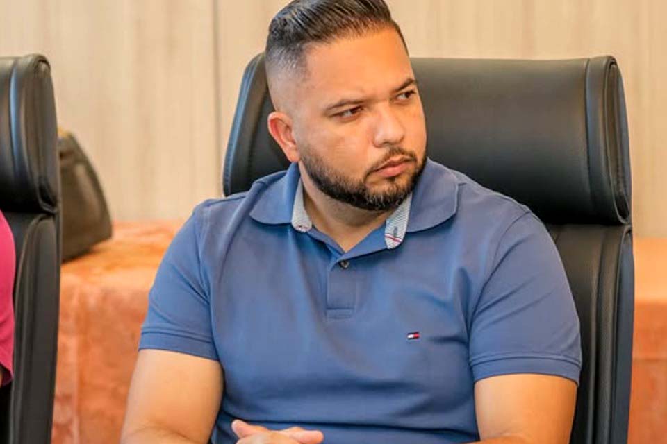Vereador chama atenção por truculência durante sessão da Câmara na capital