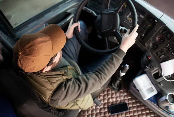 Fato de motorista fazer transporte de valor não configura dano moral
