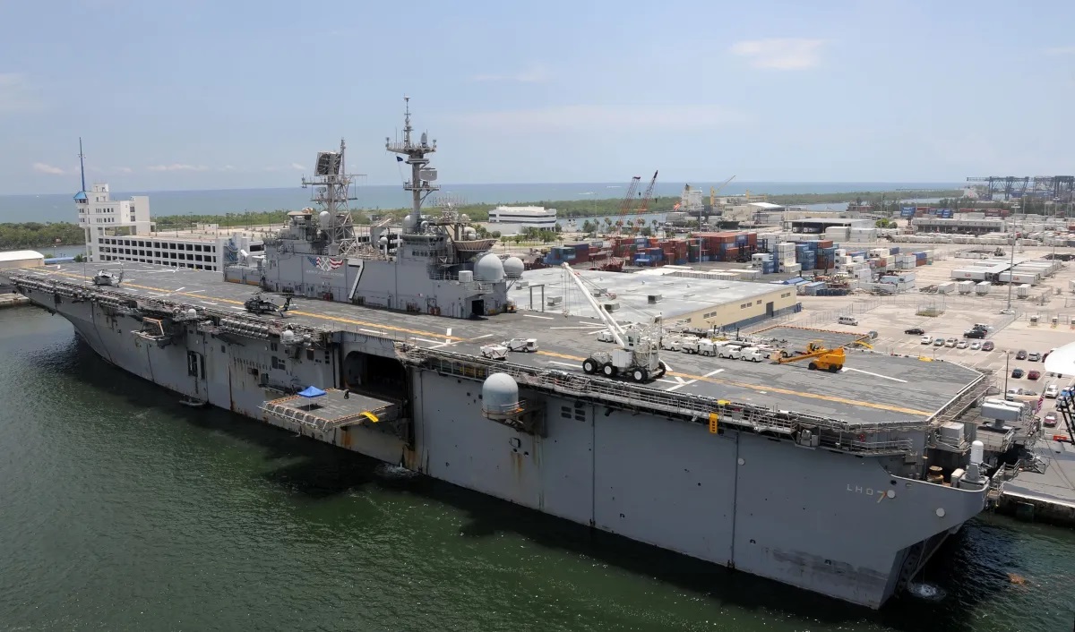 EUA ordenaram o envio de mais navios para costa da Venezeula, dizem fontes militares

