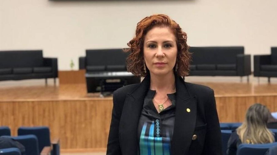 Após audiência, Carla Zambelli segue presa na Itália até decisão final da justiça local
