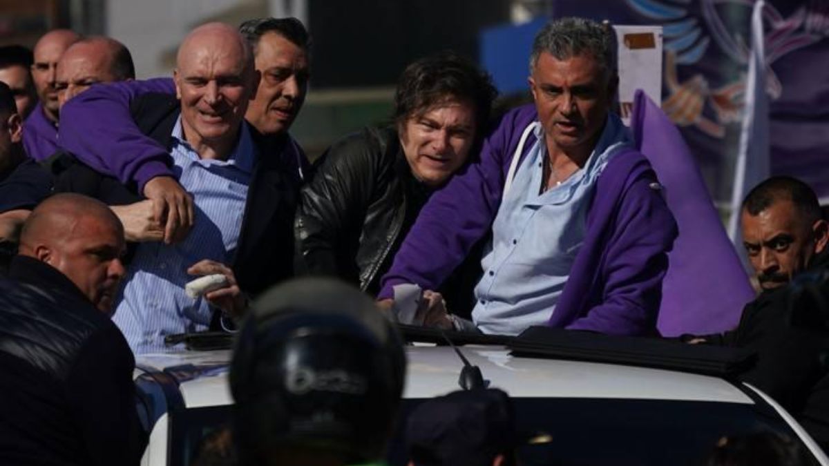 Milei é retirado de evento às pressas após caravana ser atacada com pedras por esquerdistas

