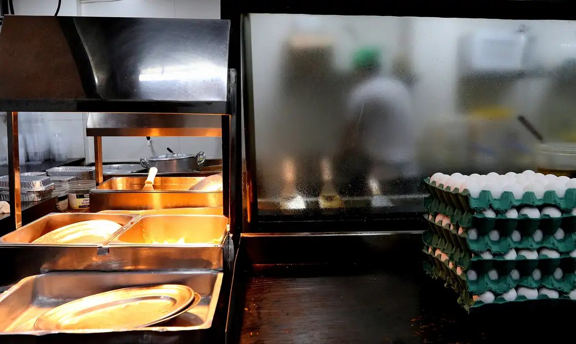 Setor de serviços atingiu recorde de 15,2 milhões de empregos em 2023
