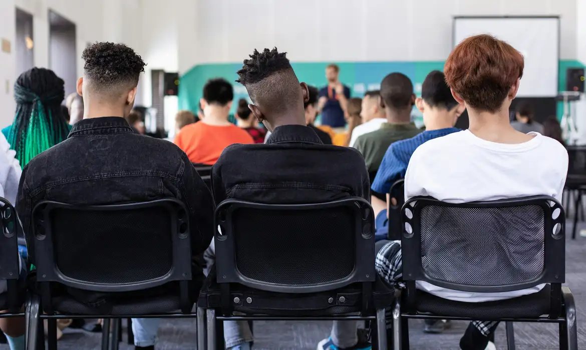 Nascidos em julho e agosto recebem 6ª parcela do programa Pé-de-Meia