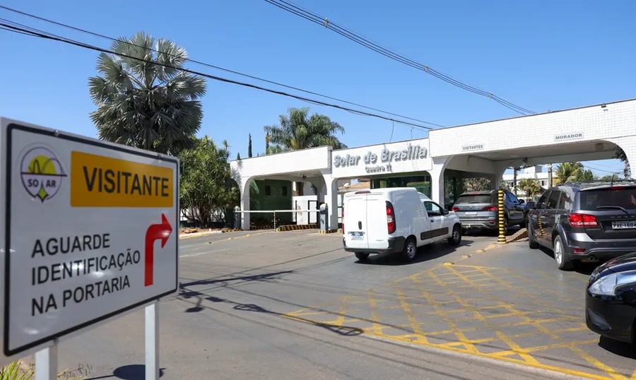 Moraes autoriza Bolsonaro a receber visita de funcionário de cartório
