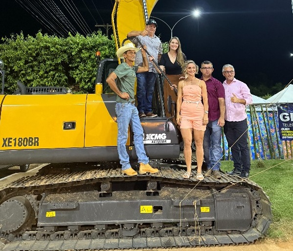 Máquina PC é entregue em Rio Crespo por emenda parlamentar de Lebrinha