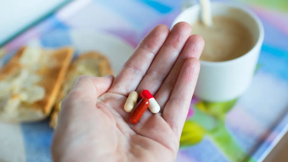 Consumo de cafeína pode enfraquecer efeito de antibióticos, diz estudo
