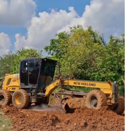Rua das Flores, no bairro Areal da Floresta, recebe obras de drenagem para futura pavimentação
