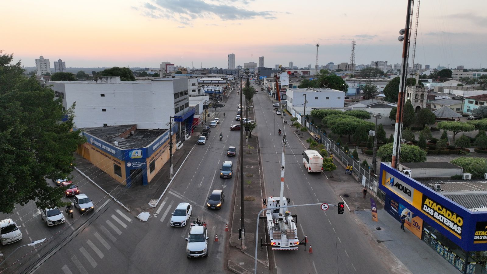 Prefeitura moderniza iluminação no canteiro central da Avenida Nações Unidas
