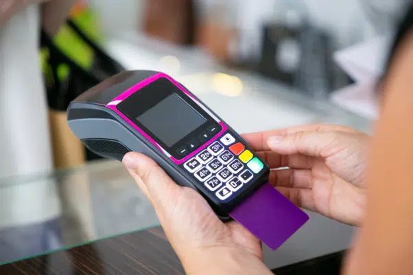 Juiz cita falha de segurança e condena bancos a indenizar idosa
