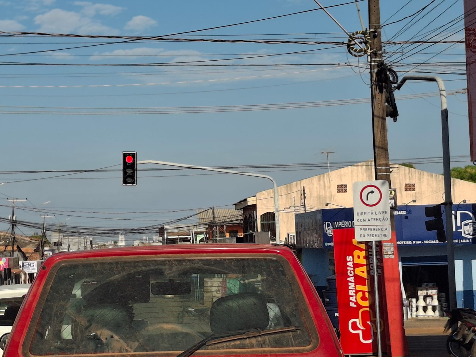 Vereador Dr. Júnior tem pedido atendido e Semtran instala placas de permissão para conversão à direita 