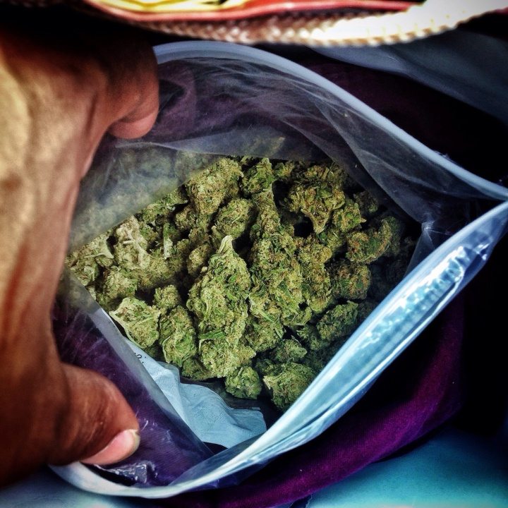 Posse de maconha para consumo na cadeia continua falta grave, afirma STJ
