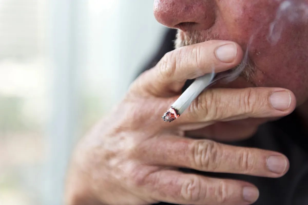 Parar de fumar mesmo após os 60 traz benefícios à saúde, diz especialista

