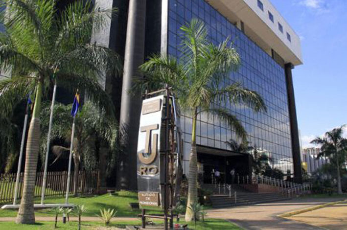 Banco é condenado a devolver em dobro e indenizar aposentada