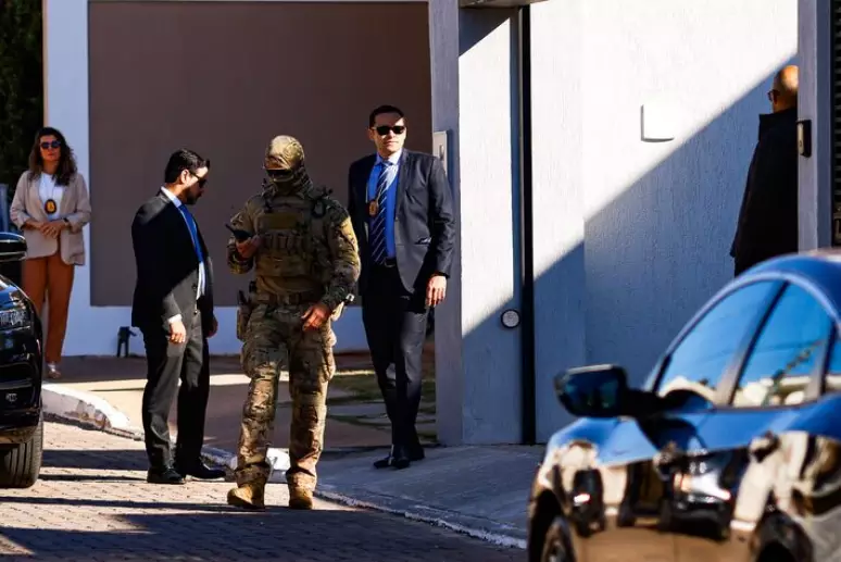 Moraes determina monitoramento policial na varanda da casa de Jair Bolsonaro
