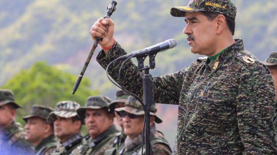 De farda, ditador Maduro diz estar pronto para se defender dos Estados Unidos
