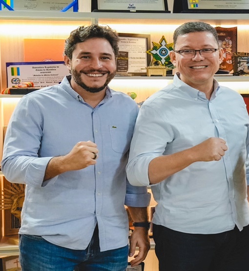 Maurício solta a mão de Gonçalves e sela acordo com  Rocha em troca de secretarias