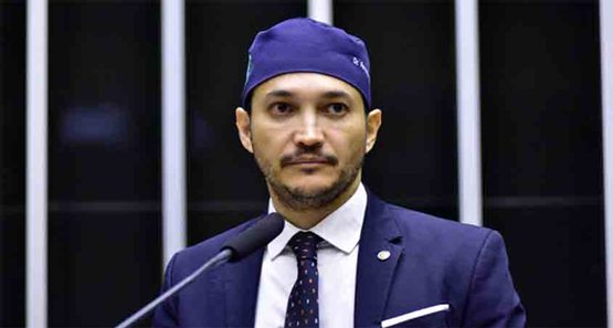 Fernando Máximo se especializa em decolar sonhos e aterrissar frustrações