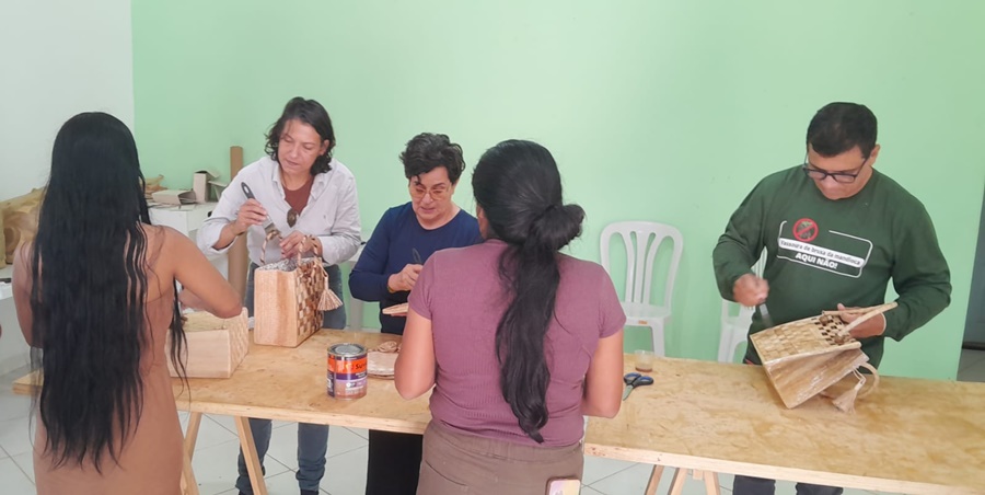 Mulheres de Porto Velho aprendem técnicas sustentáveis de artesanato com fibra de bananeira na Bahia