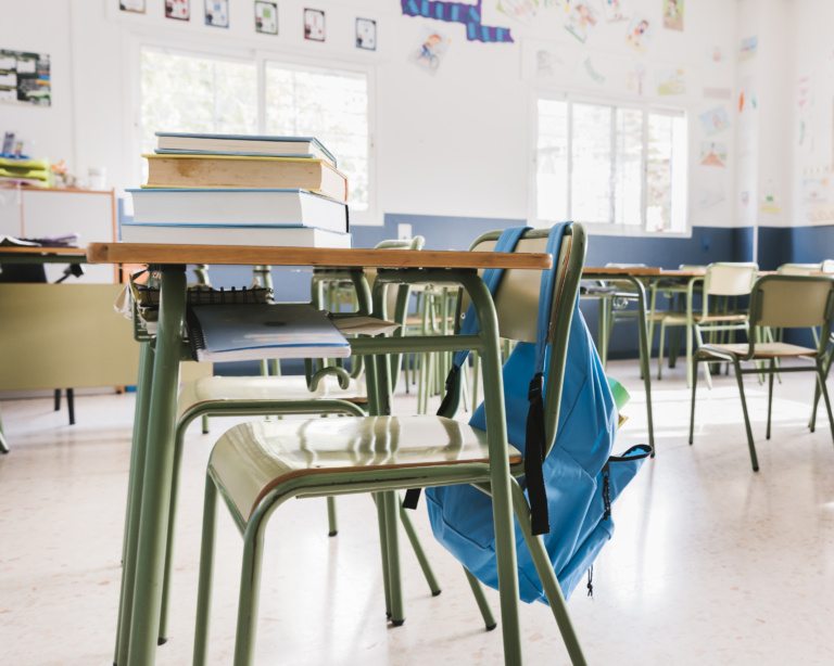 Escola terá que indenizar estudante por uso indevido de imagem com fim comercial
