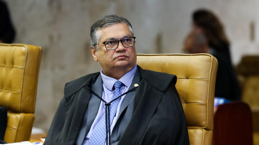 Ministro Flávio Dino é xingado em avião rumo a DF para julgamento de Jair Bolsonaro
