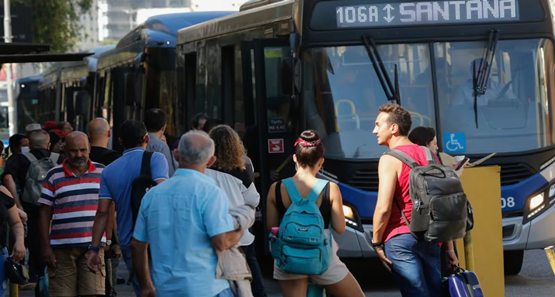 Puxada por serviços e indústria, economia brasileira cresce 0,4% no 2º trimestre de 2025
