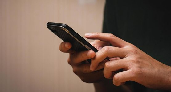 Jovem de 23 anos agride esposa após acessar mensagens no celular