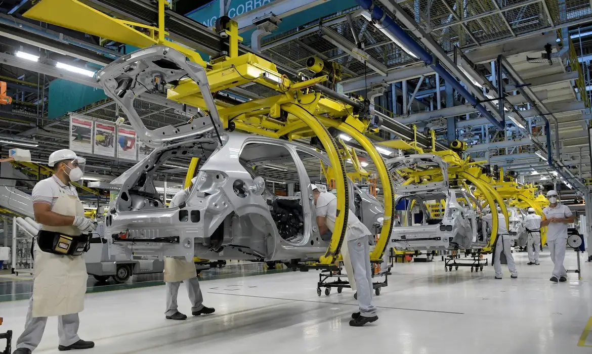 Produção industrial recua 0,2% em julho e acumula efeitos do juro alto
