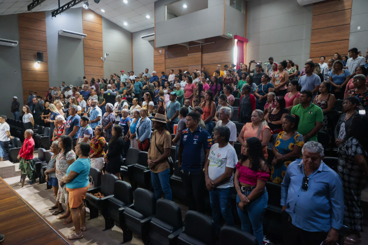 Prefeitura de Porto Velho entrega escritura para famílias contempladas pela regularização fundiária
