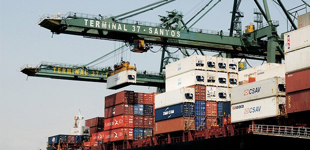 Importadora não paga taxas e juiz mantém máquinas retidas em porto
