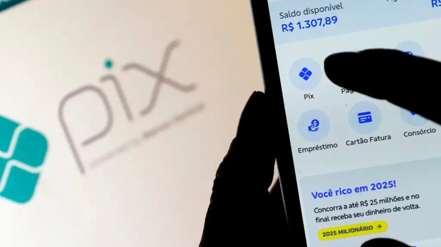 BC reduz limite de transferências PIX após ataques de "hackers" ao sistema financeiro
 