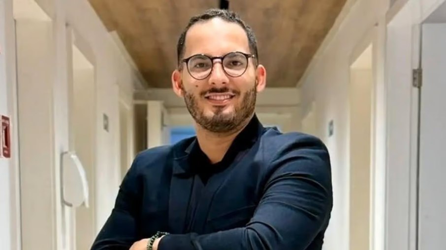 Diretor do SBT sai de motel com repórter casada e é preso pela polícia ao tentar fugir com carro
