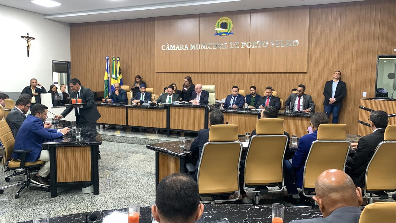 Alteração na Lei indica que Léo Moraes deve nomear vereador para secretaria