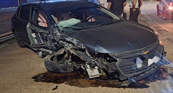 Motorista perde controle e bate violentamente em poste no Bairro Floresta