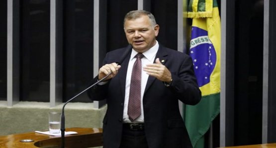Lúcio Mosquini some da cena política, mas prepara desembarque no Republicanos