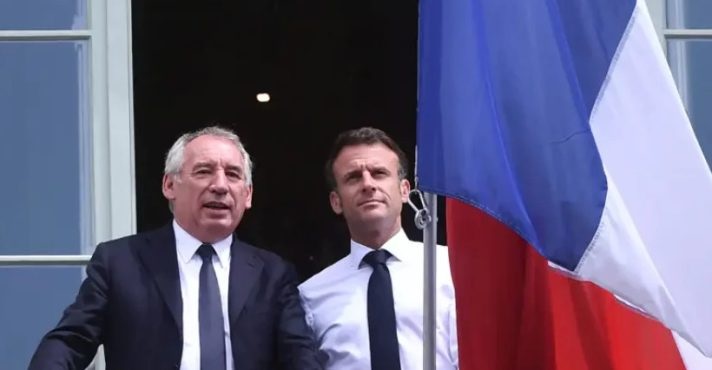 Parlamento destitui o Primeiro-Ministro e aumenta pressão para Macron renunciar a presidência 