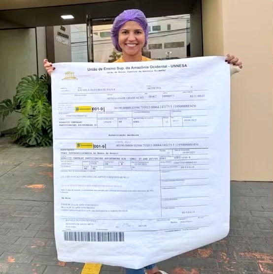 Estudante de Medicina ganha ‘boleto gigante’ ao quitar faculdade que custou mais de meio milhão de reais em RO
