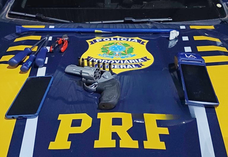 PRF/RO prende dois homens em flagrante por porte ilegal de arma de fogo e furto em Jaru