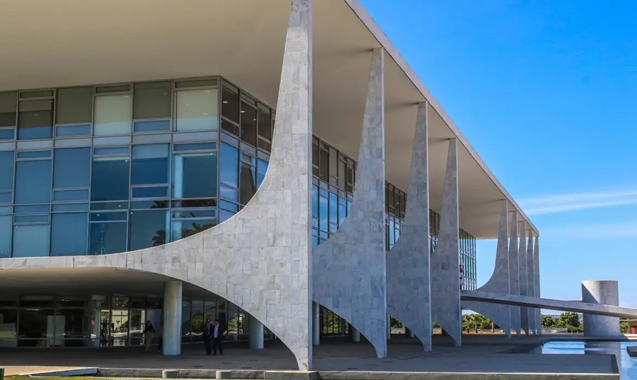 Homem tenta subir rampa do Palácio do Planalto duas vezes na madrugada