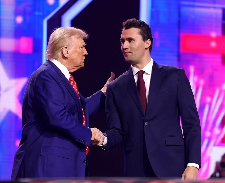 Morre influenciador Charlie Kirk após ataque a tiros onde discursava em universidade
